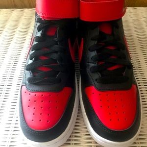 Nike Big Kid Court Borough Mid 2 (Size 4)